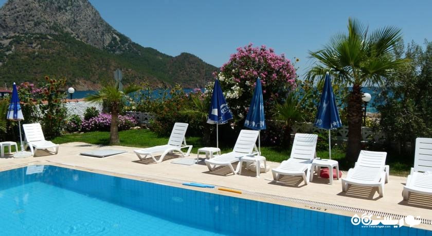 نمای استخر روباز هتل آتی چی